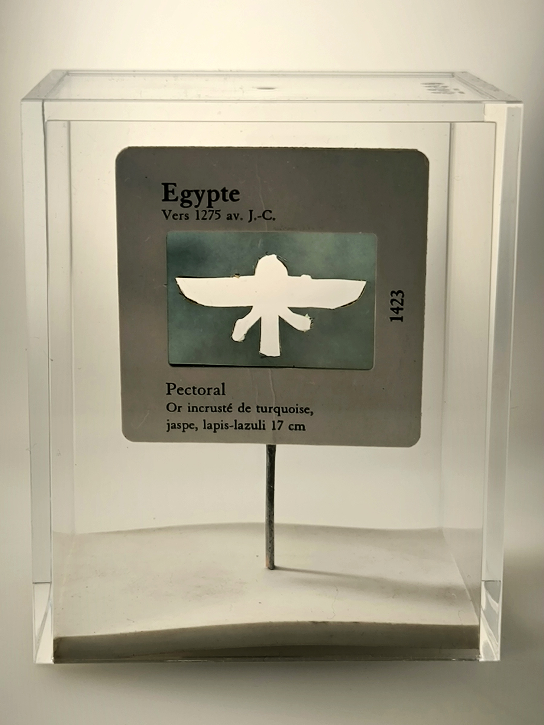 Pectoral - Egypte. Post-photographic burglary at the Louvre Museum