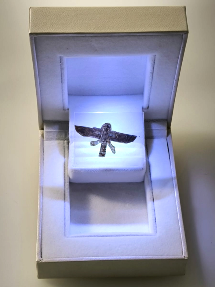 Pectoral - Egypte. Post-photographic burglary at the Louvre Museum